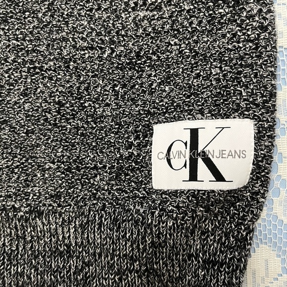 Calvin Klein oversized Heather Gray long crop sweater.  Crew neck Size Large - Picture 4 of 10